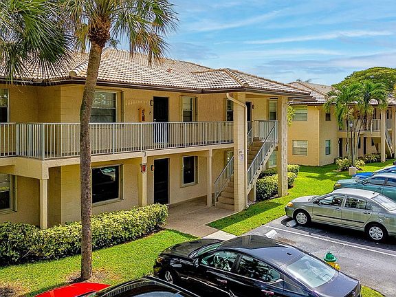 4th image of 5561 Lakeside Drive #106
