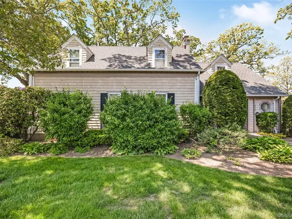 215 Melville Road, Farmingdale, NY 11735