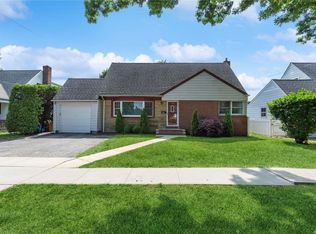 191 Landau Ave, Floral Park, NY 11001