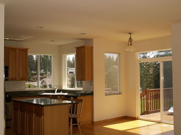 kitchen w/ breakfast nook