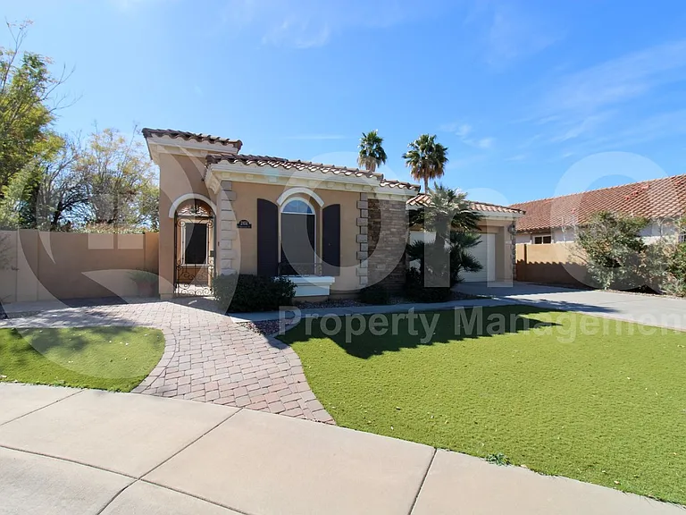 2451 E Honeysuckle Pl — Photo 2