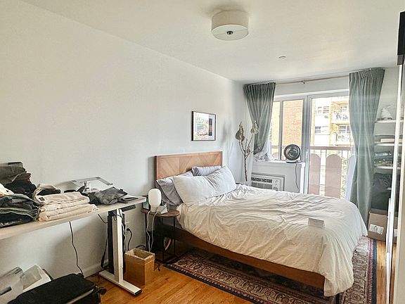 4th image of 422 E 10th St APT 5F