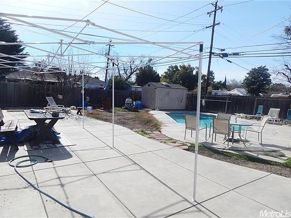 3rd image of 3432 N Delano Ave