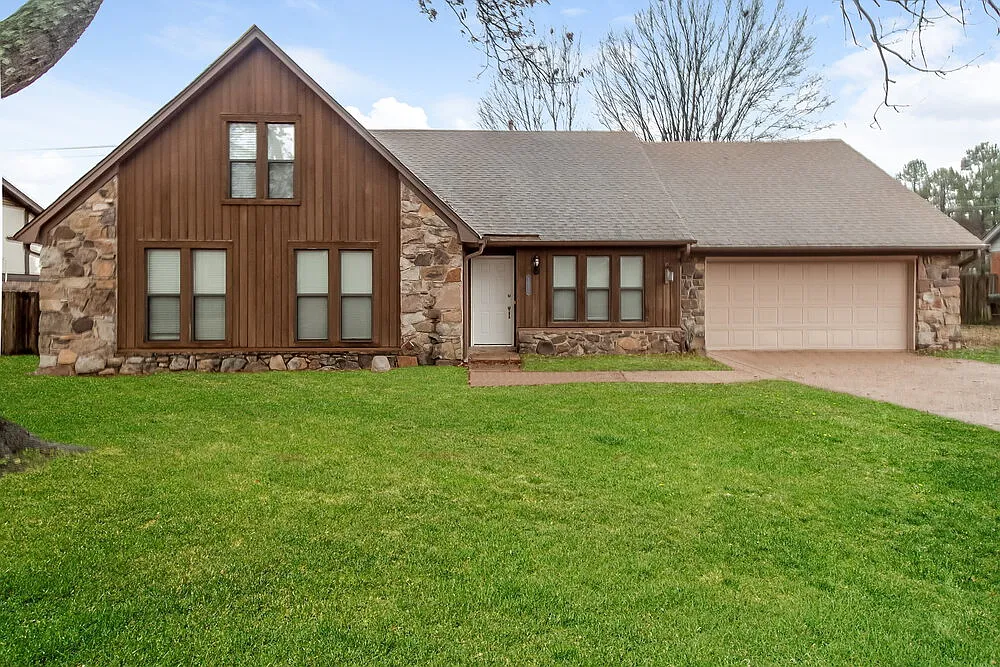 5 bed, 3.0 bath, 2100 sqft, $2,240 — Photo 1