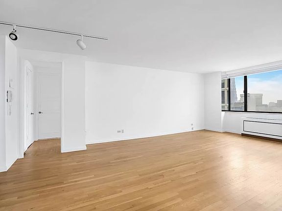 4th image of 30 W 61st St APT 30F