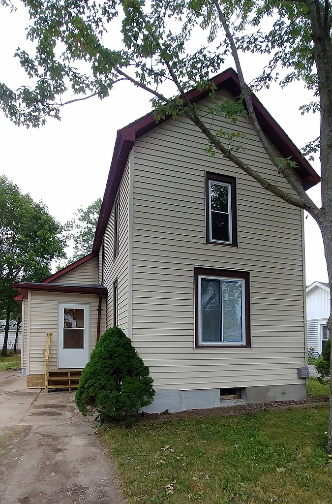 110 E Perry St photo 1