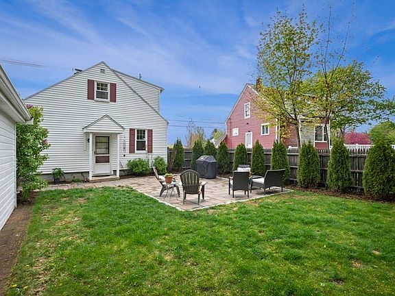 5th image of 189 Danforth St