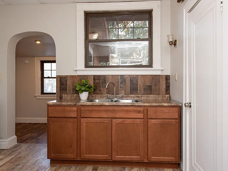 Beautifully updated Tudor style duplex. Upper unit. Large rooms. 2 balconies, private entry. Fenc... — Photo 15