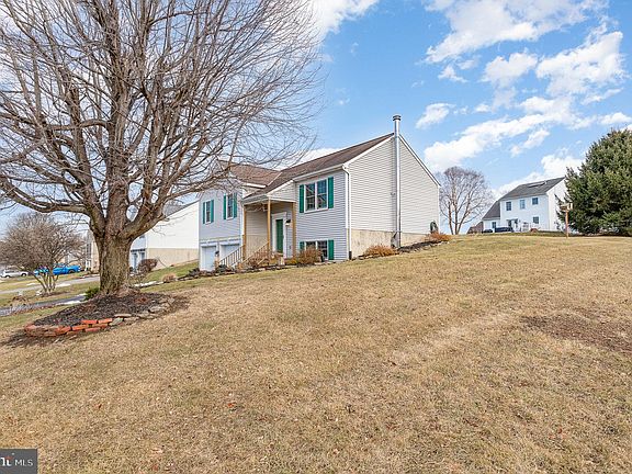 4th image of 24 Christine Dr