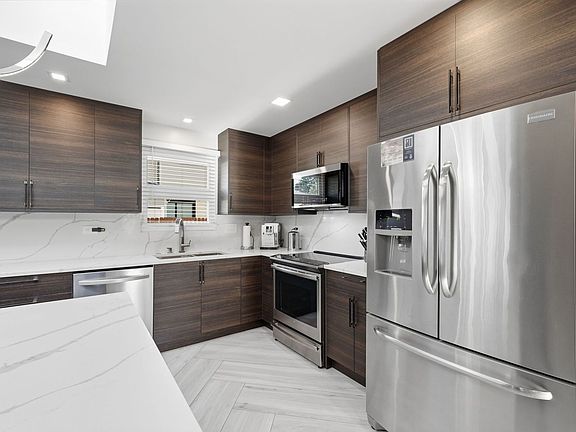 4th image of 8053 W 88th St