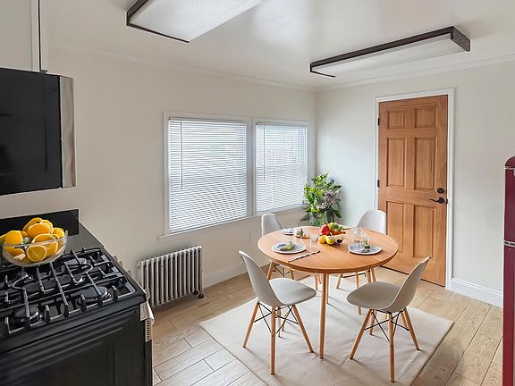 KITCHEN (STAGED)
