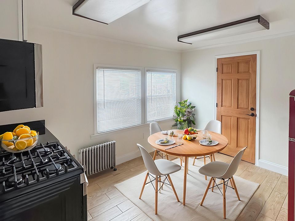 KITCHEN (STAGED)