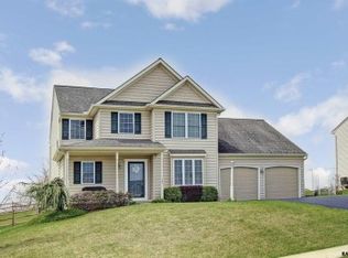 360 Lynne Dr, Mount Wolf, PA 17347