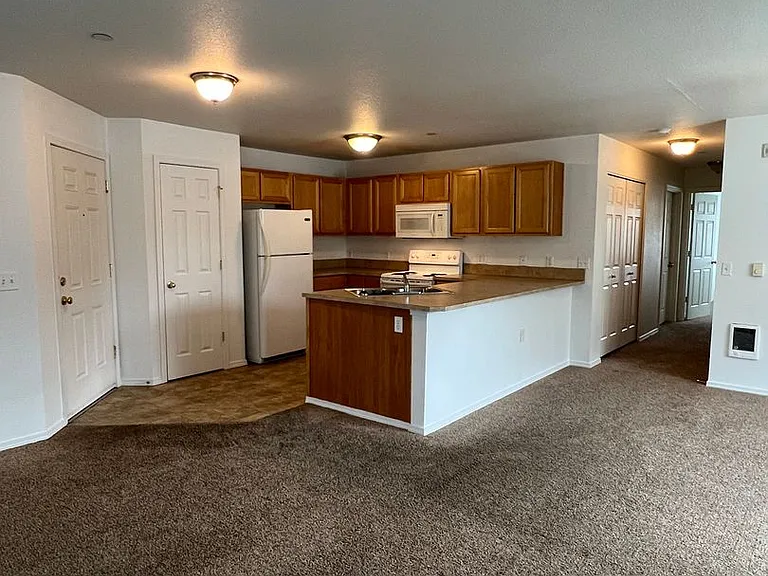 Ellendale Manor Apartments — Photo 18