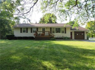 4 Locust Dr, Middleport, NY 14105