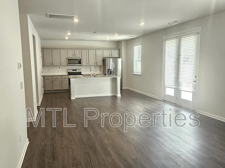 195 Bezelle Ave — Photo 2