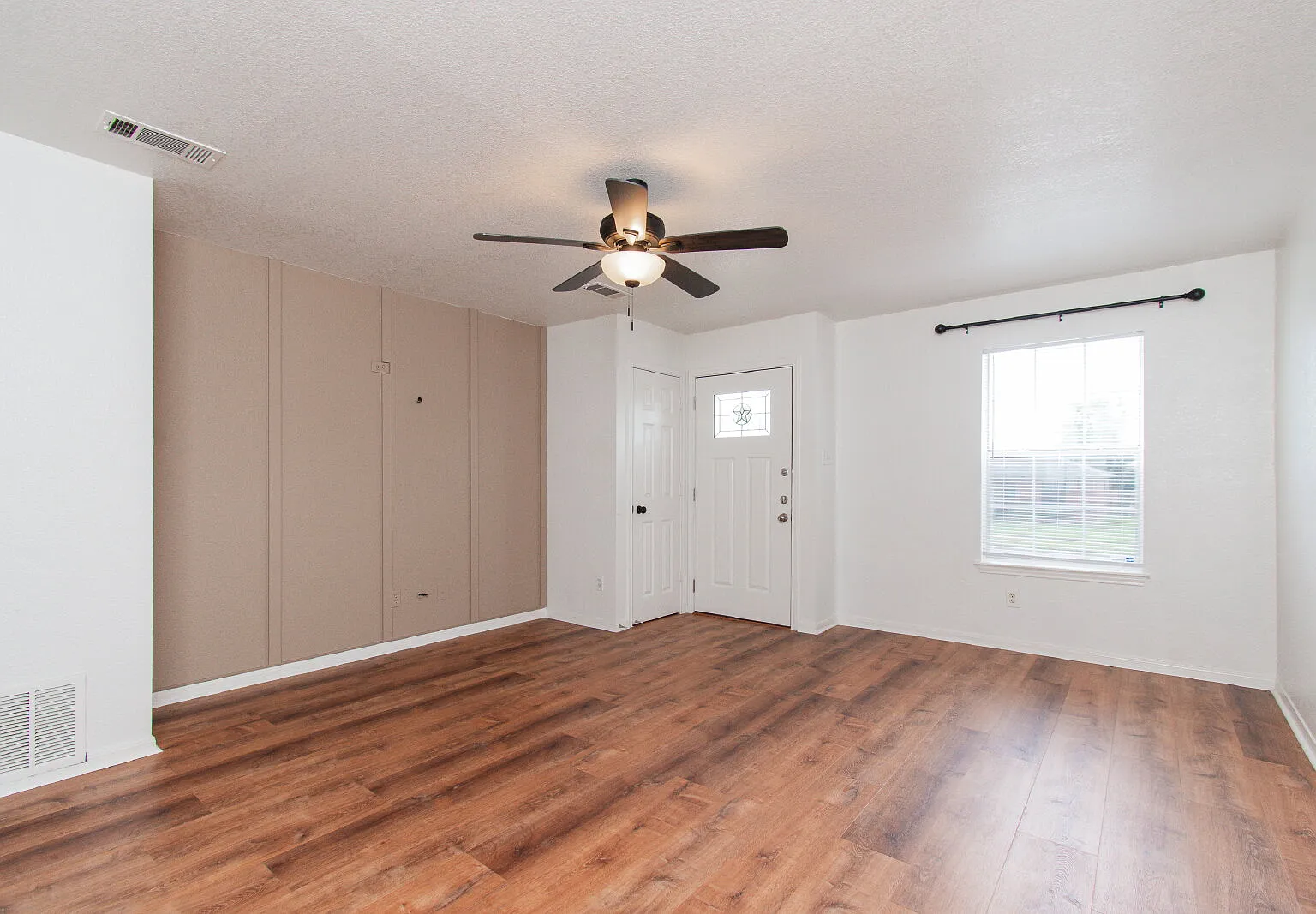 3 bed, 2.0 bath, 1077 sqft, $1,450 — Photo 3