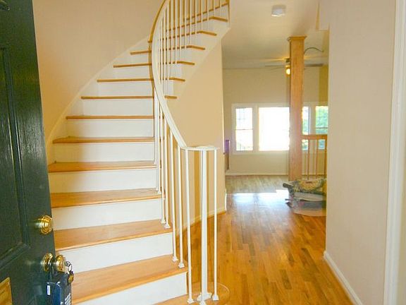 Foyer w/circular stairs