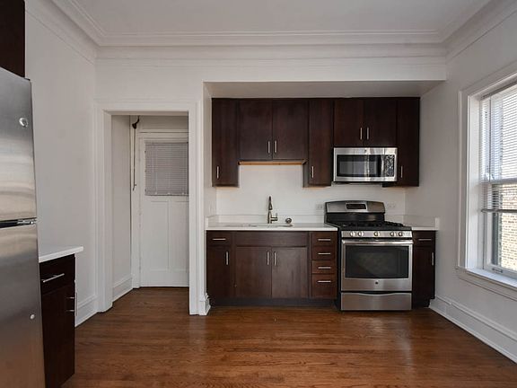 2nd image of 1059 W Glenlake Ave APT 3S