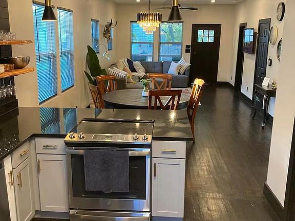 4th image of 301 E WOODLAWN