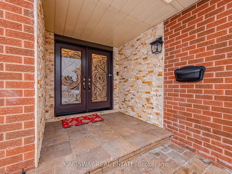 298 Forest Dr S — Photo 2