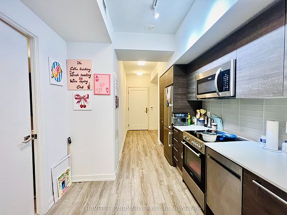 4th image of 28 Wellesley St E #1106