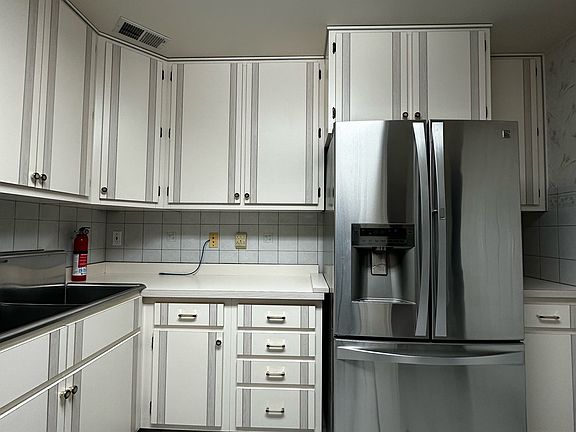 5th image of 440 Drummond St Unit 4