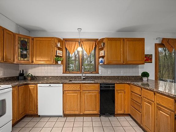 4th image of 36 Chestnut St