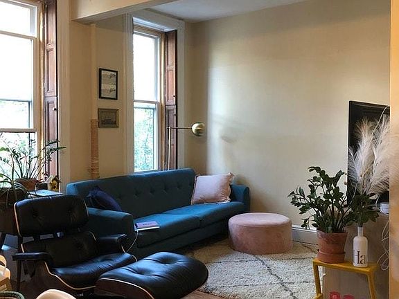 3rd image of 556 10th St #2