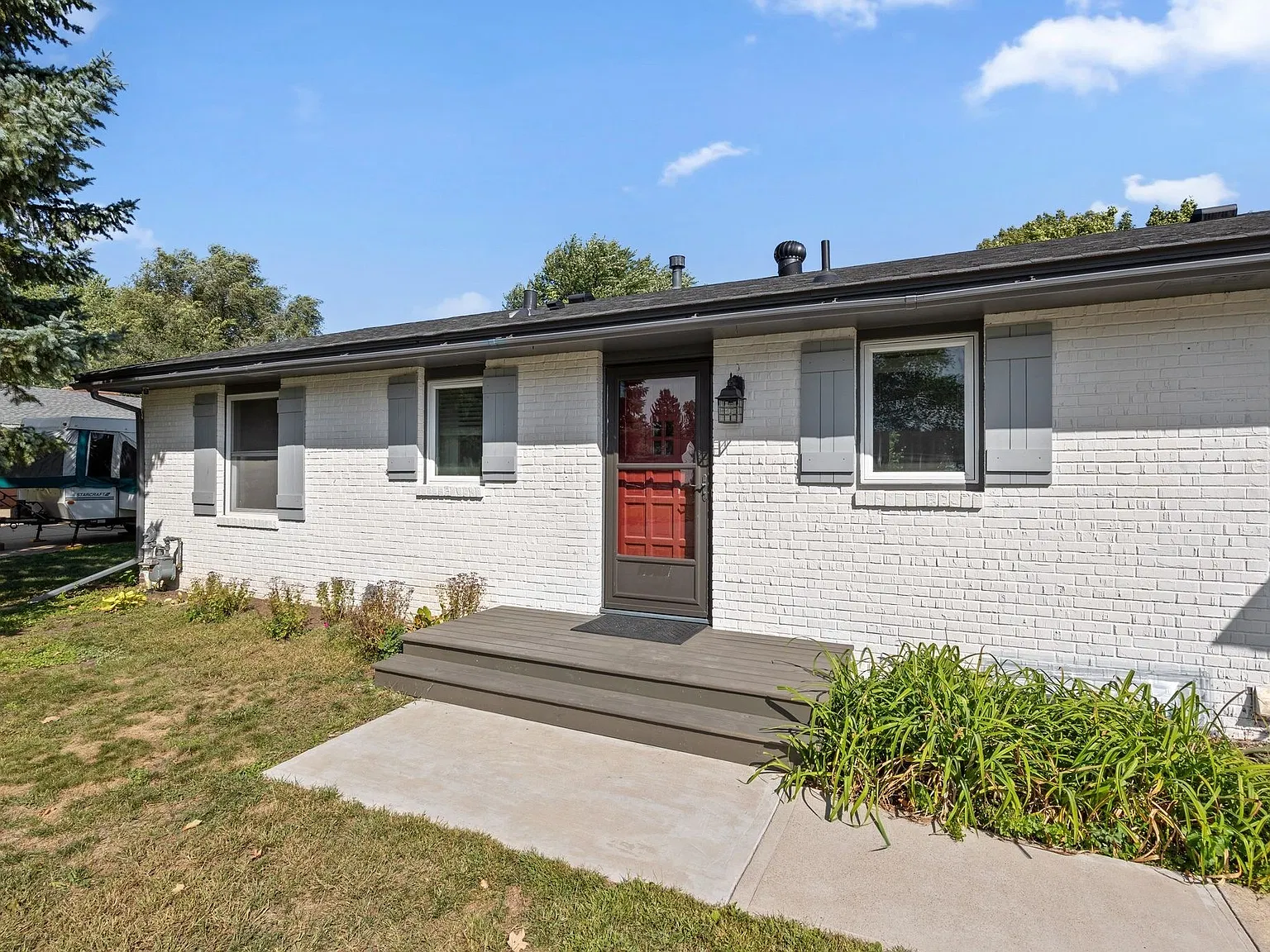 4 bed, 1974 sqft, $2,200 — Photo 2