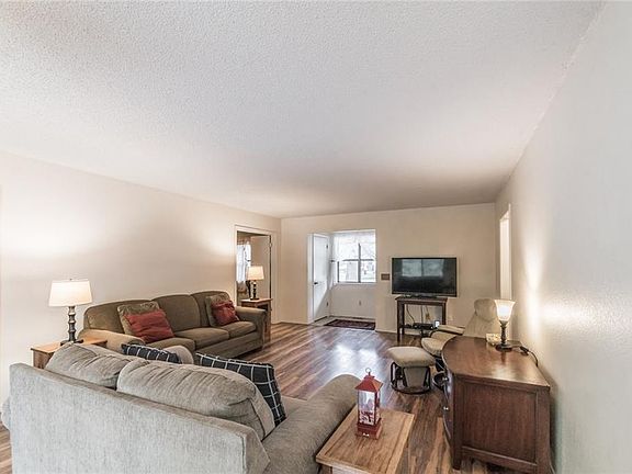 3rd image of 7 Dumfries Ln