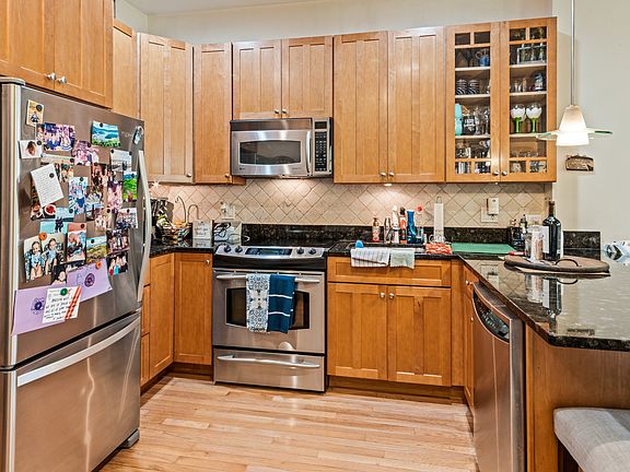 2nd image of 1005 N La Salle Dr Unit 3