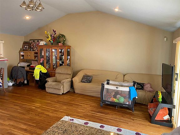 3rd image of 27 Deepdale Dr
