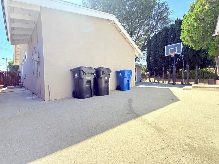 9845 Hayvenhurst Ave — Photo 19