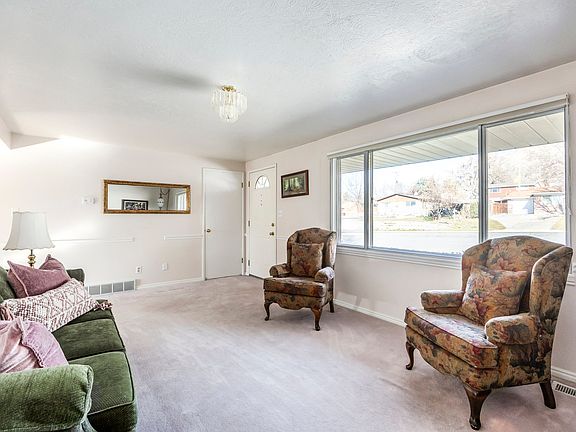 5th image of 926 E 250th St N