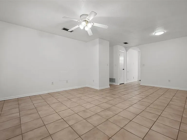 4219 NW 30th Ter — Photo 4