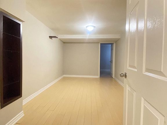3rd image of 208 Roxanne Cres