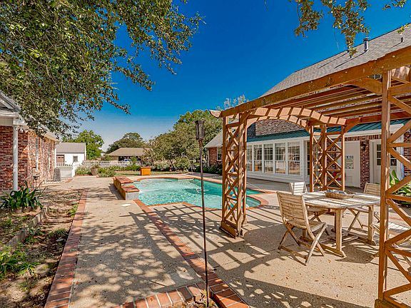 3rd image of 231 Pecan Ave