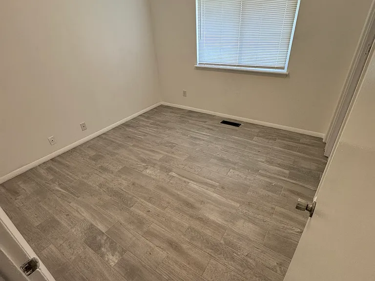 1216 E Hartford St — Photo 11