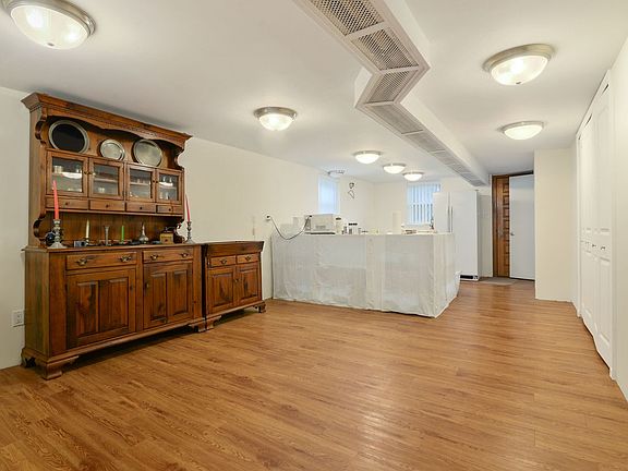 5th image of 2388 Crescent St