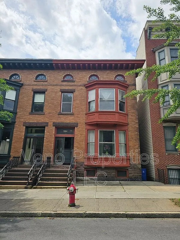 2 bed, 1.0 bath, $1,400 — Photo 1