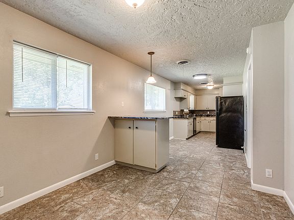 4th image of 208 Thompson Dr