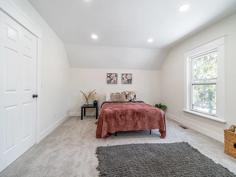 16 Montrose Ave — Photo 8