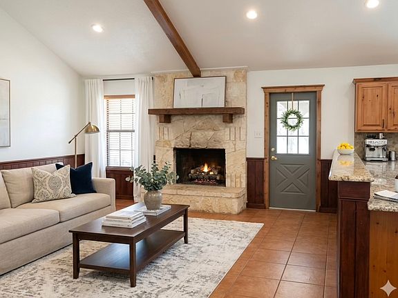 3rd image of 1007 Encanto Way