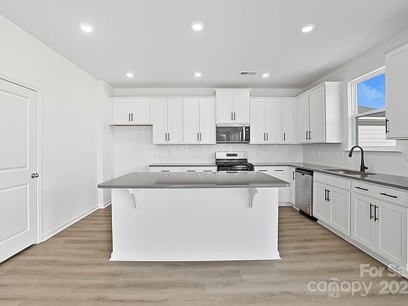 4th image of 317 Maidstone Dr