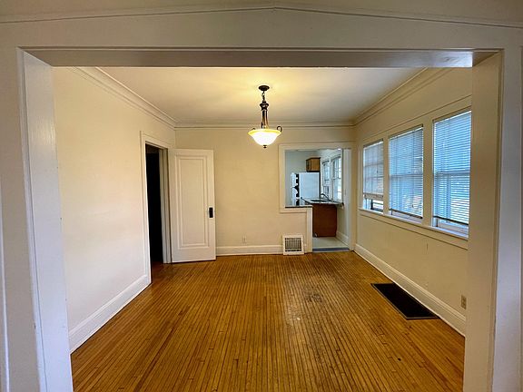 3rd image of 828 18th Ave SE