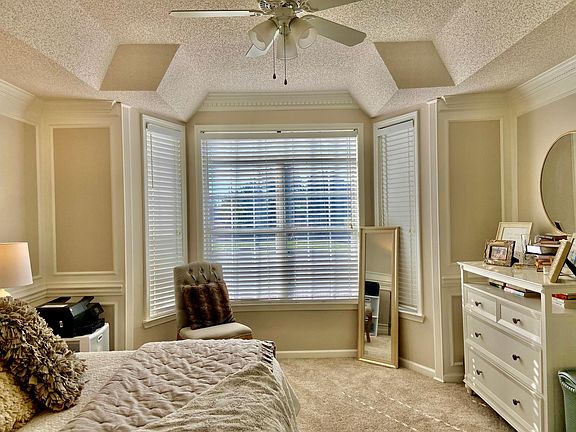Main bedroom 
(Unit is offered unfurnished only.)