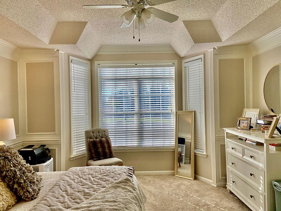 Main bedroom 
(Unit is offered unfurnished only.)
