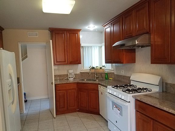 4th image of 9822 Windsor Ave