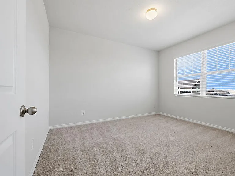 245 Leeland Dr — Photo 20